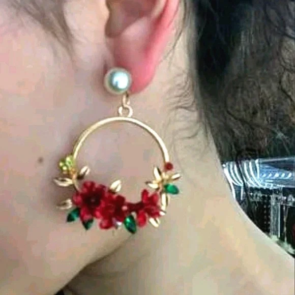 Red floral flower bouquet textured gold hoop pearl statement earrings - Picture 6 of 10